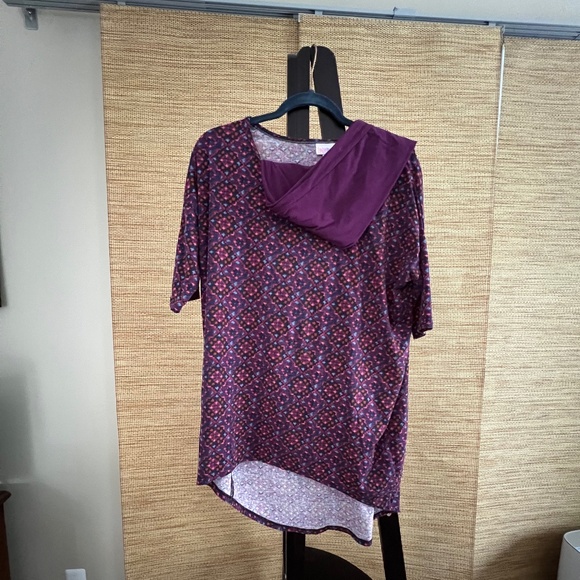 🖤 LuLaRoe Outfit –Coordinating Irma Top and OS Leggings 🖤 - Picture 1 of 3
